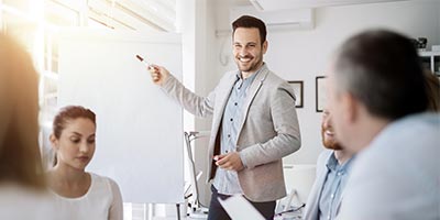 خبير استراتيجي يشرح أهمية التحول الرقمي للشركات.